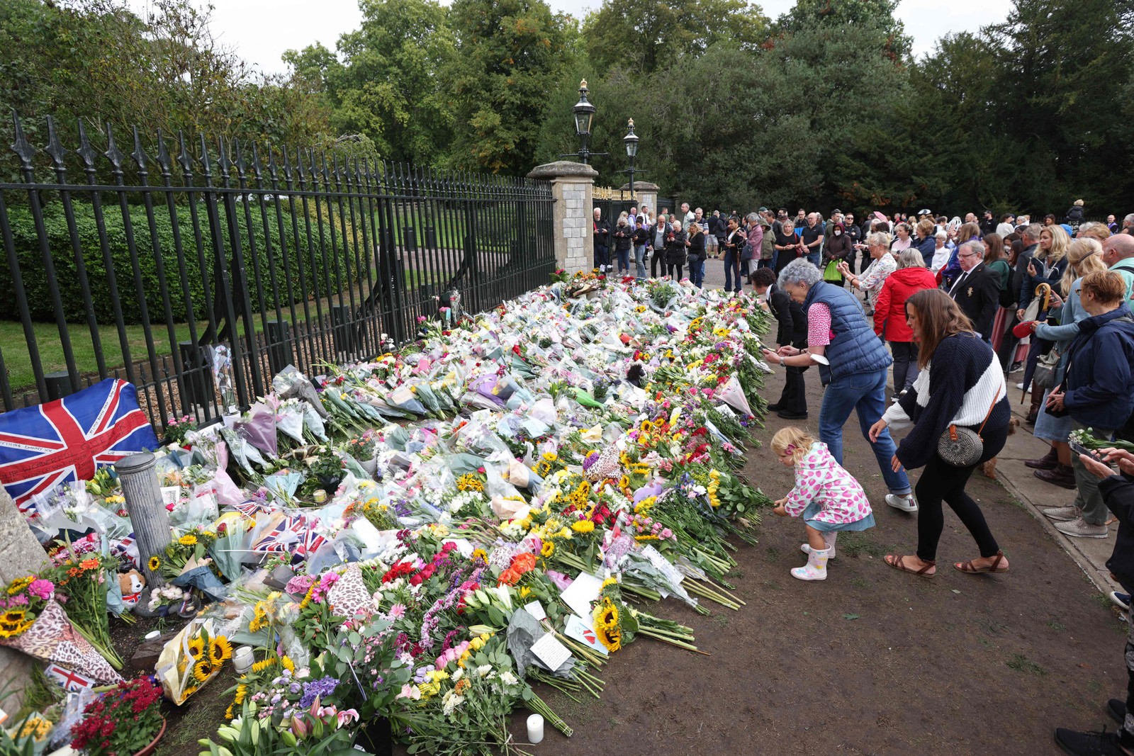 Público deixa flores no Portão de Cambridge, a entrada do castelo de Windsor, a oeste de Londres — Foto: Adrian DENNIS / AFP