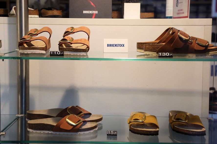 Sandálias na vitrine de loja da Birkenstock na Alemanha