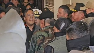 Luis Arce, presidente da Bolívia, discute com general golpista Juan José Zúñiga, durante movimentação de militares — Foto: Reprodução de TV via Fotos Publicas