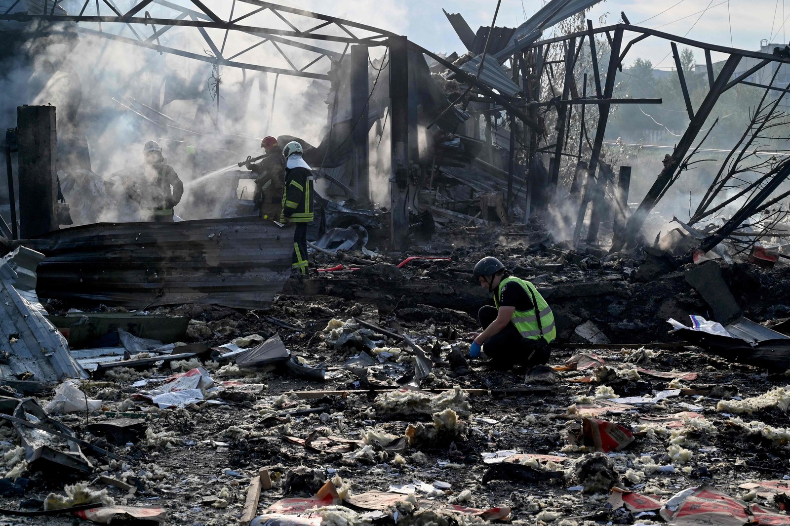 Sistemas de defesa derrubaram três dúzias de mísseis de cruzeiro russos durante a noite na última barragem de Moscou — Foto: Sergei SUPINSKY/AFP