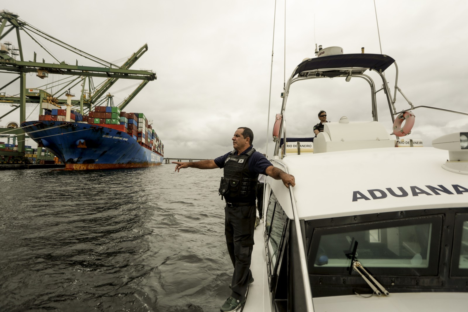 Agente da Receita Federal para embarcação para abordagem na Baía de Guanabara — Foto: Gabriel de Paiva/Agência O Globo