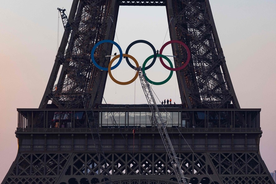 Arcos Olímpicos são instalados na Torre Eiffel
