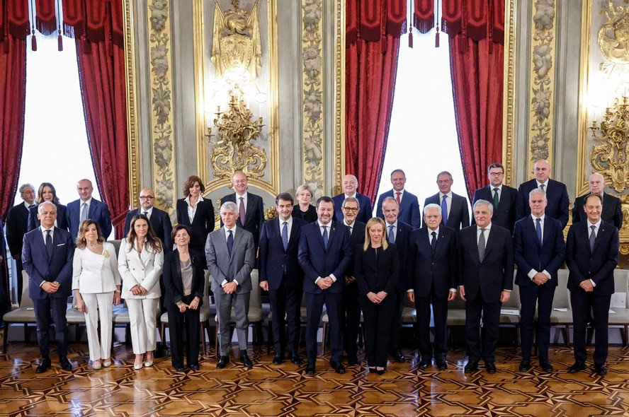 Giorgia Meloni (loira, vestida de preto) posa com novo Gabinete durante cerimônia de posse no Palácio do Quirinal, em Roma