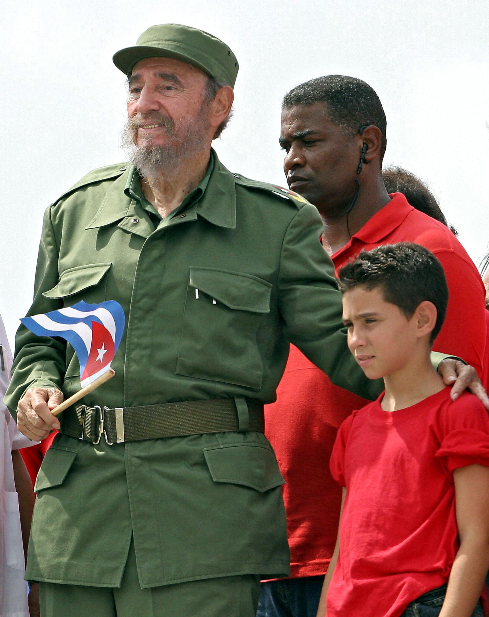 Fidel Castro posa com o sobrevivente do naufrágio Elián González após ato de Primeiro de Maio na Praça da Revolução, em Havana, em 1º maio de 2005  — Foto: Adalberto ROQUE / AFP