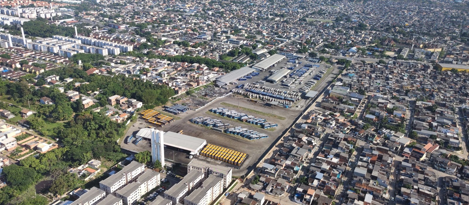 Garagem da empresa Pégaso com ônibus — Foto: Genilson Araújo