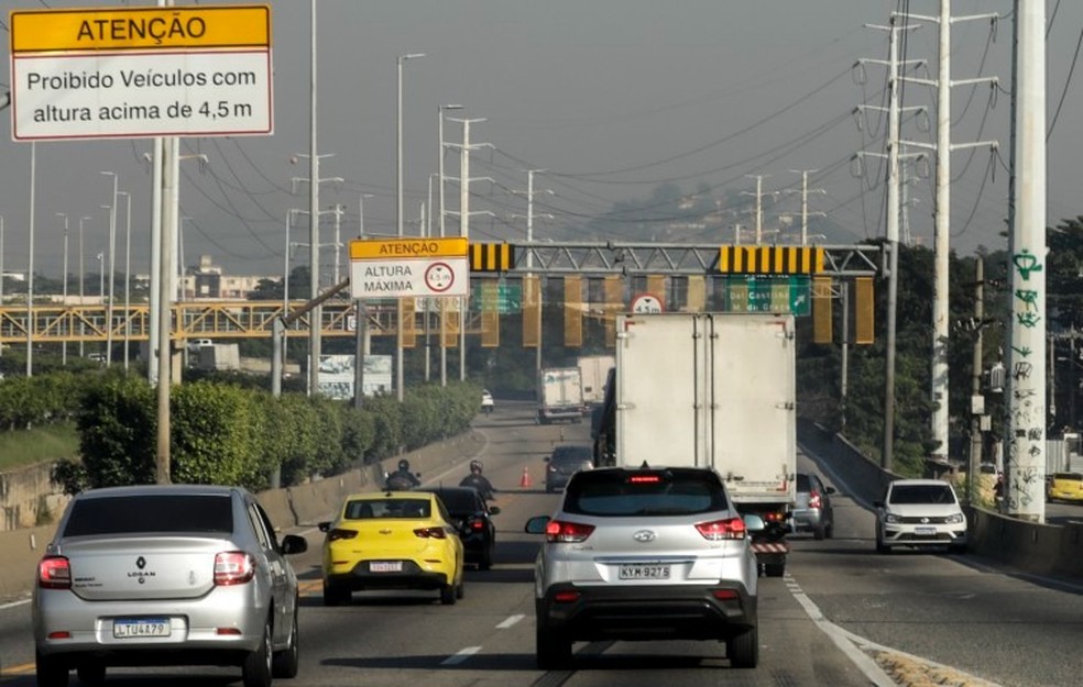 Gol branco é flagrado na contramão da Linha Amarela. — Foto: Gabriel de Paiva / Agência O Globo