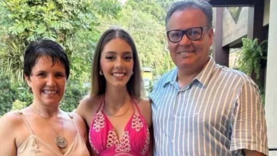 Mãe de Larissa Manoela surgiu com novo visual após se afastar da filha