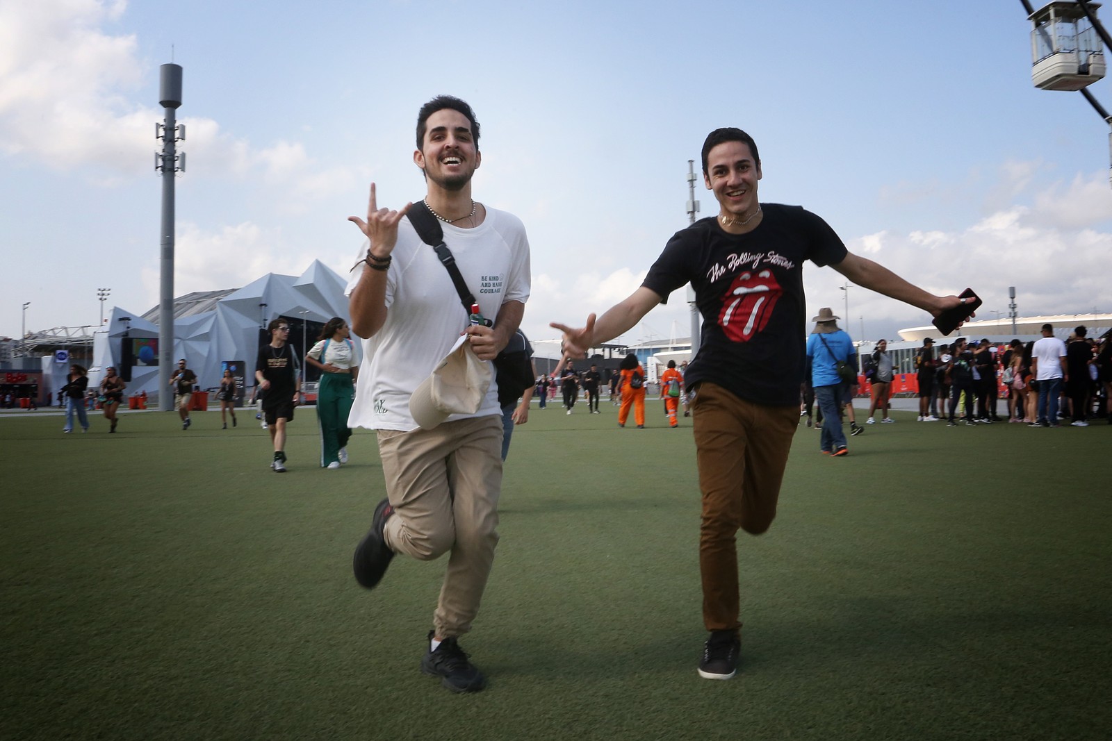 Abrem-se os portões e o público corre para garantir de frente pro palco — Foto: Lucas Tavares/Agência O Globo