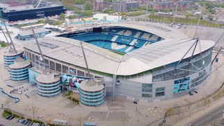 Casa do Manchester City, a escolha do Etihad em vez do Old Trafford, do United, que tem capacidade para 20 mil pessoas a mais, causou espanto — Foto: Reprodução