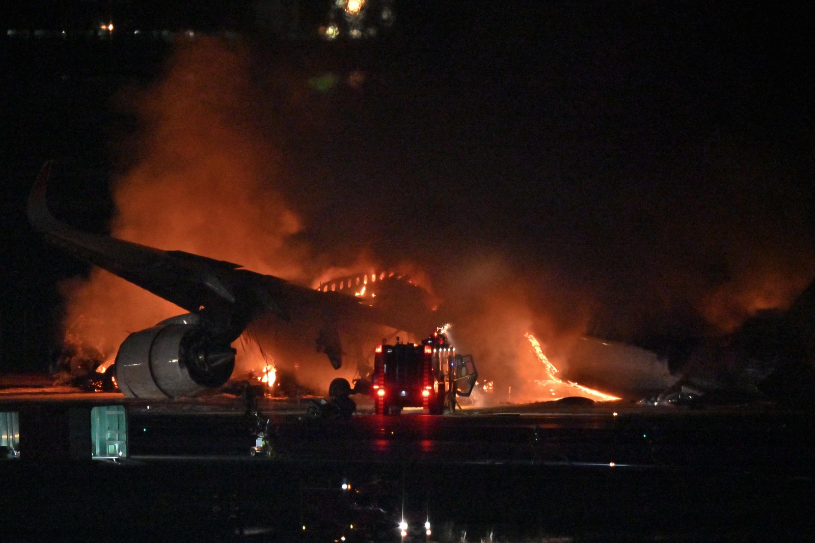 Avião pega fogo após colisão em aeroporto de Tóquio — Foto: RICHARD A. BROOKS