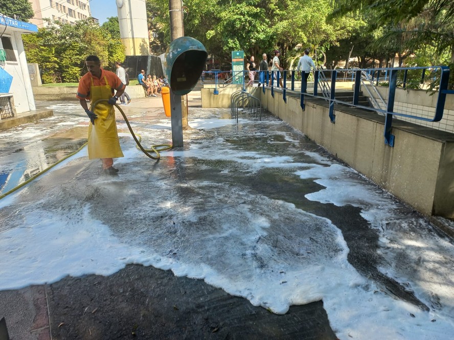 Comlurb realiza limpeza na Praça Afonso Pena, na Tijuca