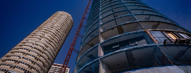 A antiga Torre H, arranha-céu com 120 metros de altura, na Barra da Tijuca: obras, que estavam paradas há quase quatro décadas, foram retomadas — Foto: Roberto Moreyra / Agência O Globo