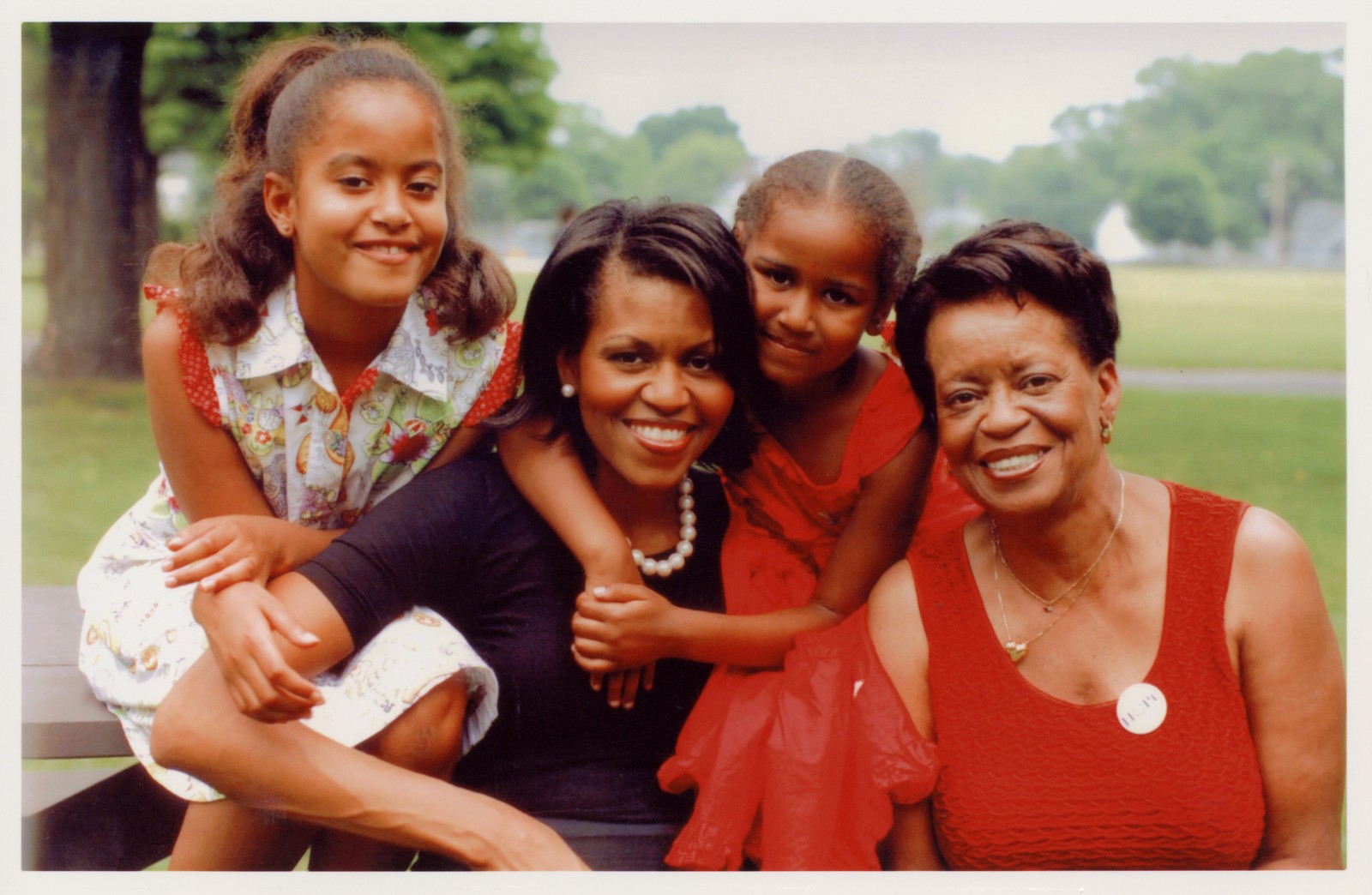 Mulheres Robinson: Michelle, em foto do livro, com as filhas e a mãe, Marian — Foto: Divulgação