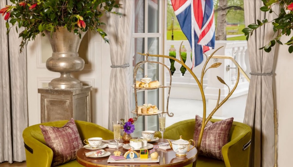 O chá da tarde é uma tradição no Mandarin Oriental Hyde Park, em Londres. O hotel está planejando servir um chá com tema de coroação, entre outras atividades especiais. — Foto: Divulgação/Mandarin Oriental Hotel Group