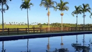 Piscina e área verde do rancho — Foto: Reprodução