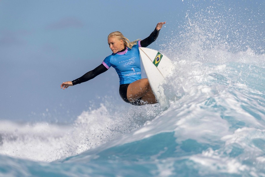 Tatiana Weston-Webb surfando durante as quartas de final das Olimpíadas 2024