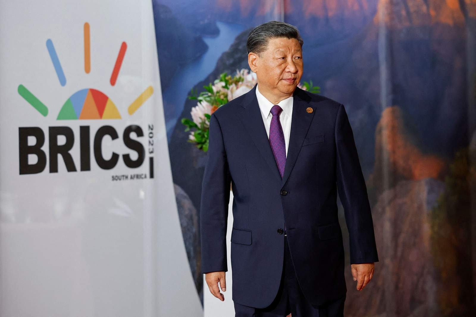 O presidente da China, Xi Jinping, chega à Cúpula do BRICS de 2023 no Centro de Convenções Sandton, em Joanesburgo, África do Sul — Foto: GIANLUIGI GUERCIA / POOL / AFP