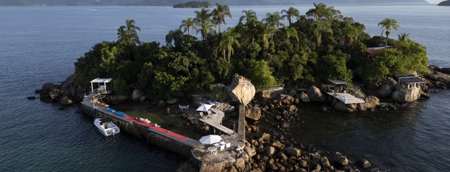 A Ilha dos Desejos, na Baía da Ilha Grande (RJ), é vizinha da Ilha do Pitanguy e está à venda por R$ 15 milhões. O proprietário é o cirurgião plástico George Otero Nunes, de 75 anos — Foto: Márcia Foletto/Agência O Globo