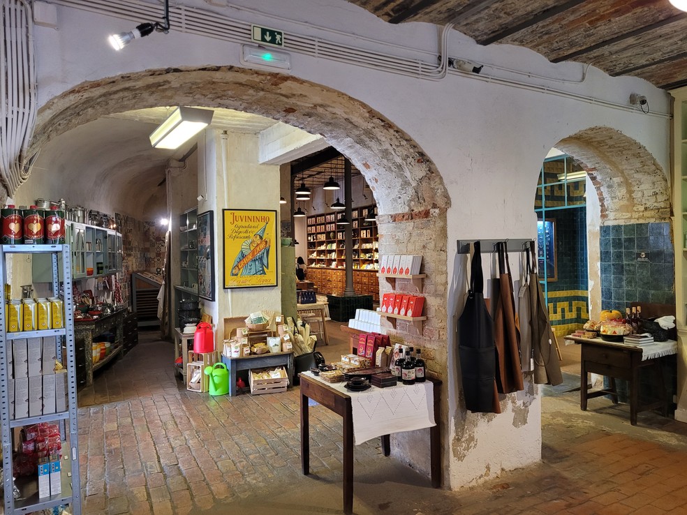 Interior da loja A Vida Portuguesa do Largo do Intendente, em Lisboa, que funciona numa antiga fábrica de cerâmica do século XIX — Foto: Eduardo Maia / O Globo