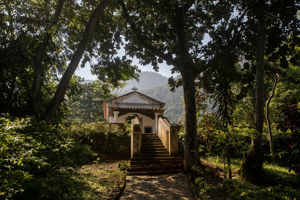 Acesso à Capela da Nossa Senhora da Cabeça, que fica na parte mais alta do terreno da Casa Mello Mattos, no Jardim Botânico — Foto: Ana Branco/Agência O Globo