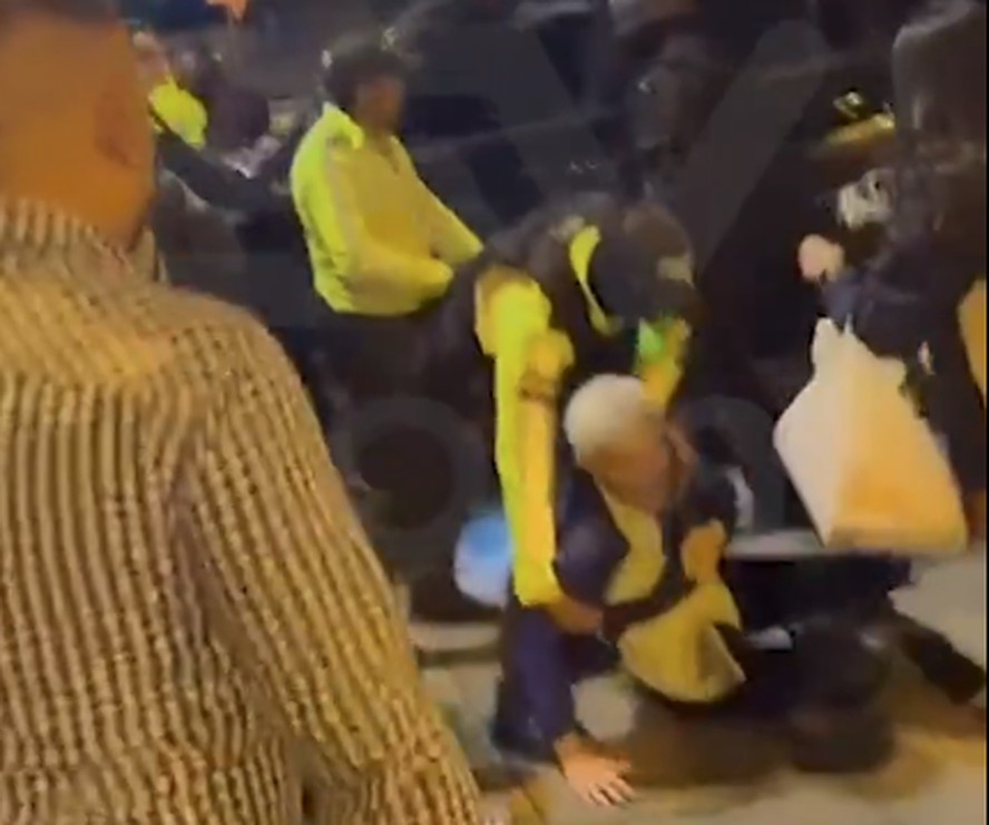 Chefe da missão diplomática do México cai no chão durante incursão policial equatoriana em embaixada