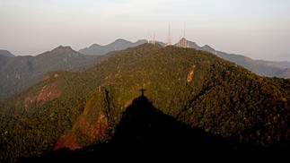 A sombra do morro do Corcovado com o Cristo — Foto: Custodio Coimbra / Agência O Globo