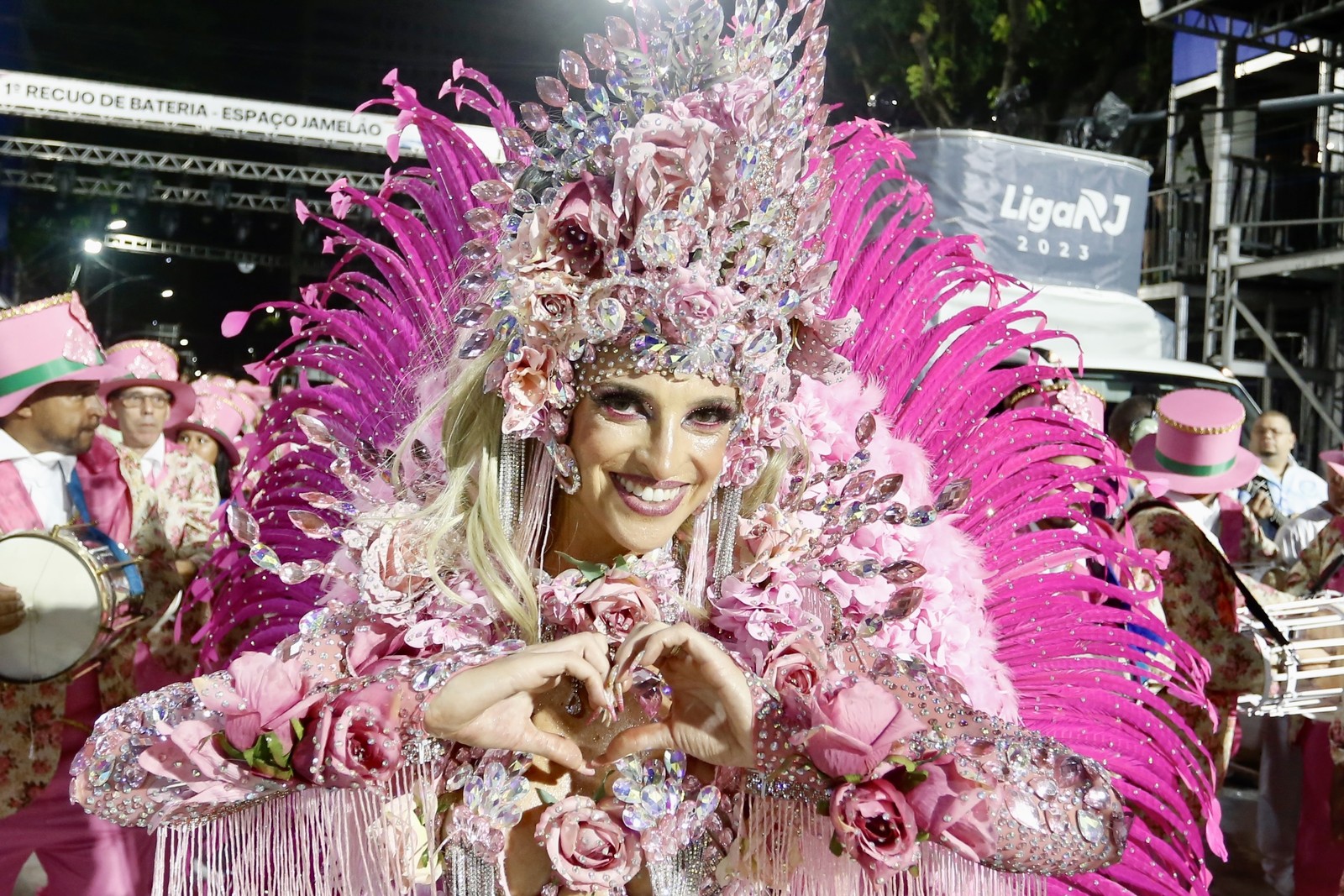 Rainha de bateria do Arranco, Heather Anchieta é americana e diz que se emocionou ao pisar na avenida — Foto: Fabio Rossi/Agência O Globo