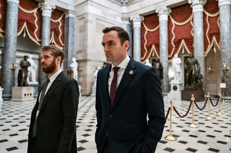 O deputado Mike Gallagher, à direita, republicano de Wisconsin, é um dos principais defensores do projeto de lei do TikTok na Câmara — Foto: Kenny Holston/The New York Times