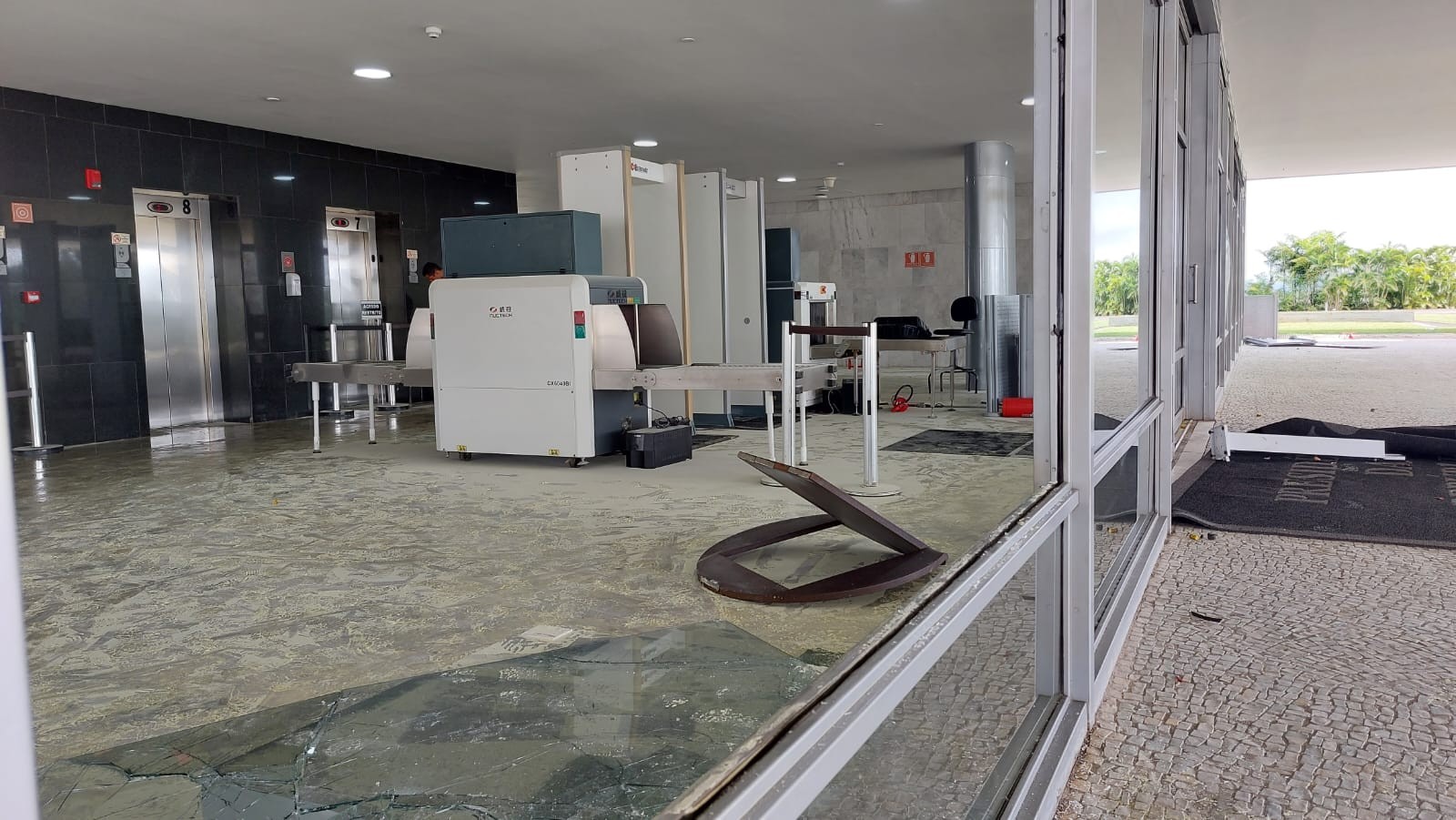 Área interna do Palácio do Planalto destruída — Foto: Bruno Góes/Agência O Globo