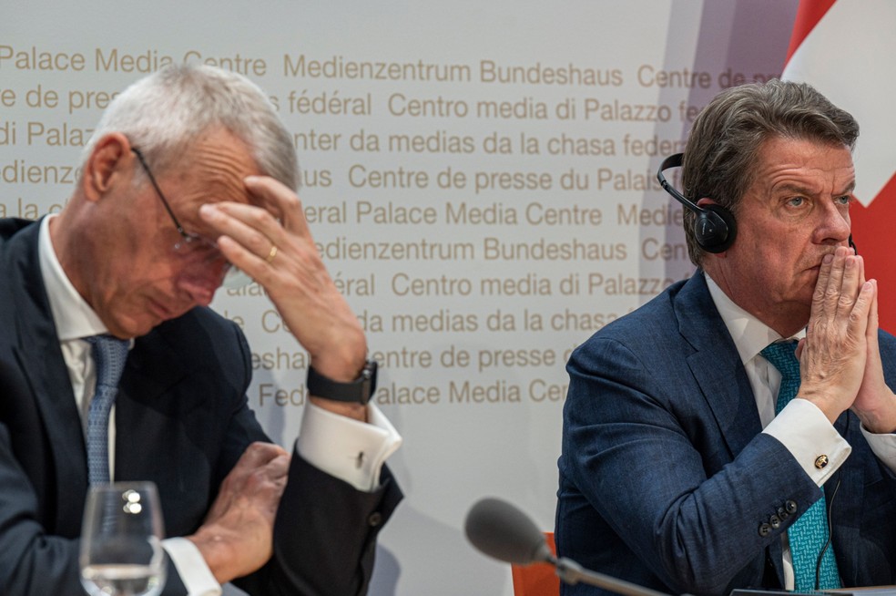 O presidente do Credit Suisse, Axel Lehmann (à esqueda) e o presidente do UBS, Colm Kelleher, durante coletiva em que anunciaram a compra do Credit — Foto: Bloomberg