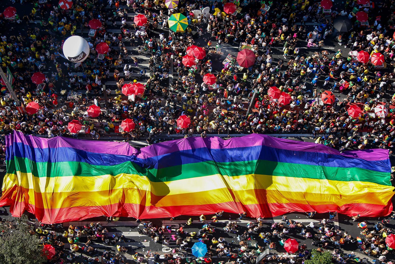 Vista aérea da 28ª Parada do Orgulho Gay de São Paulo, Brasil, tirada em 2 de junho de 2024. — Foto: Miguel SCHINCARIOL / AFP