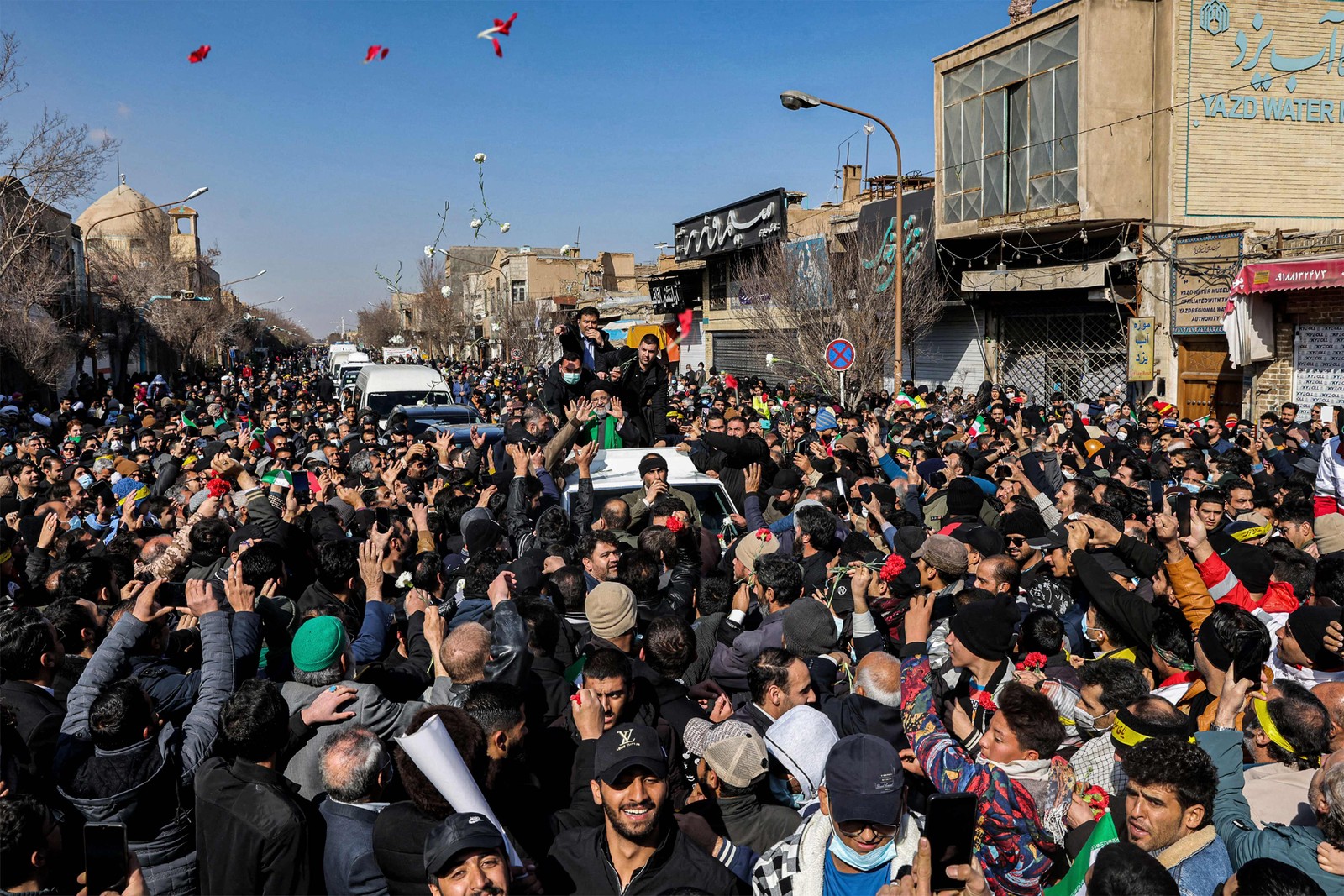 O presidente iraniano Ebrahim Raisi é saudado por multidões na cidade central do Irã, Yazd — Foto: Presidência iraniana / AFP 