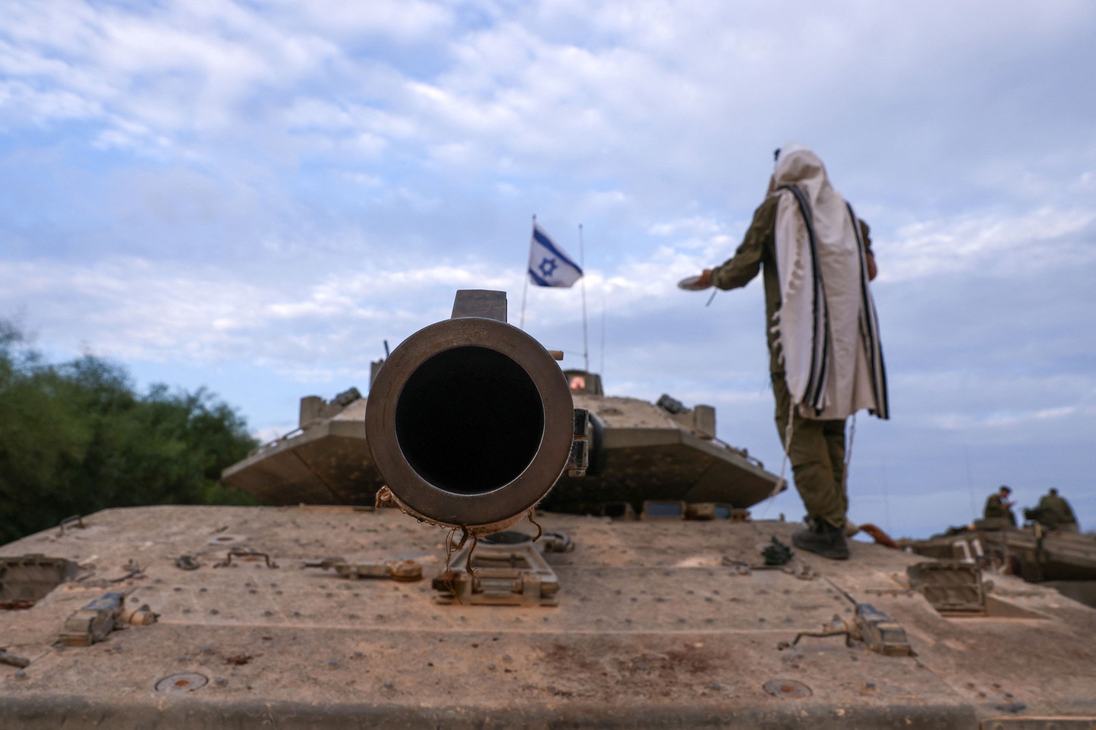 Enquanto guerra segue para o 23º dia, tanque de Israel é posicionado na fronteira com a Faixa de Gaza — Foto: Jaala Marey/AFP