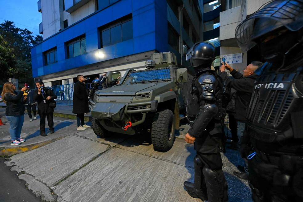 Policiais militares protegem a unidade onde se acredita que o ex-vice-presidente equatoriano Jorge Glas esteja detido, em Quito. — Foto: AFP/Rodrigo Buendía