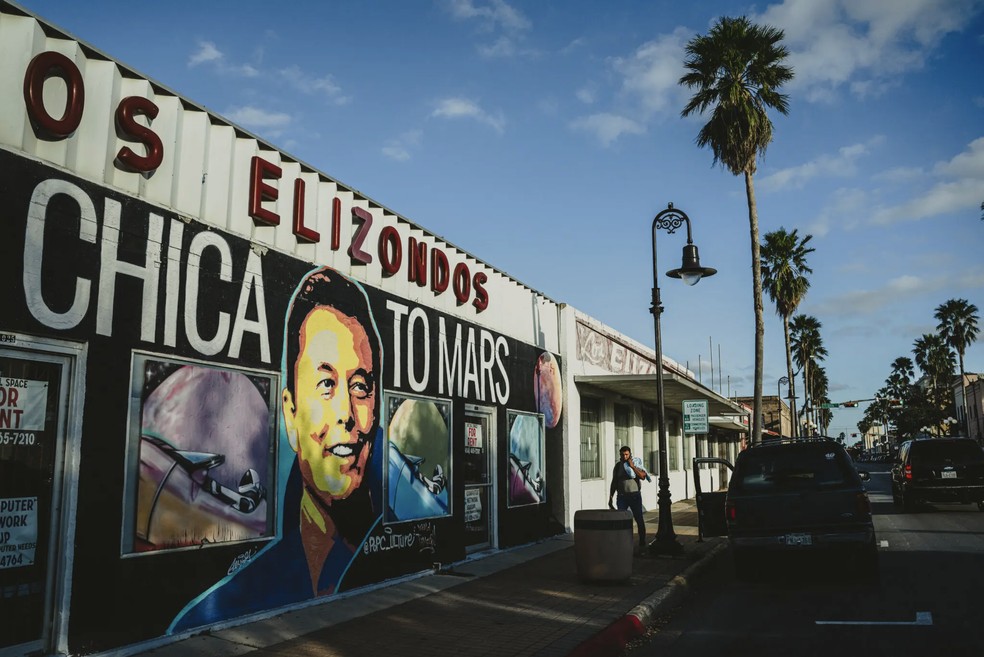 Um mural com a imagem de Elon Musk no centro de Brownsville, Texas — Foto: Meridith Kohut/The New York Times