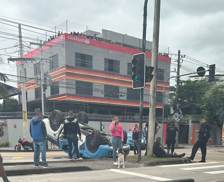 Viatura da PM capotou após colisão em Jacarepaguá