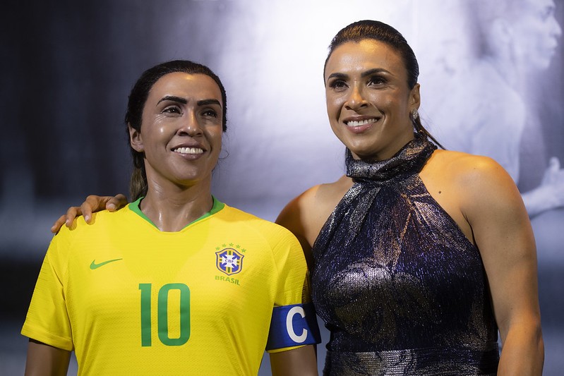 Marta e sua estátua de cera, que será exibida no museu da seleção brasileira da CBF — Foto: Thais Magalhães/CBF