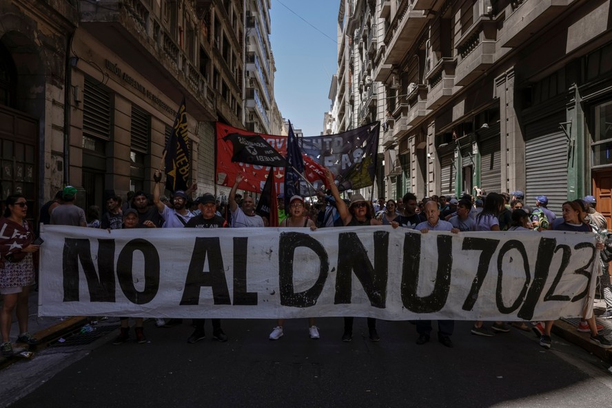 Argentinos foram às ruas da Argentina em uma greve geral no dia 24 de janeiro