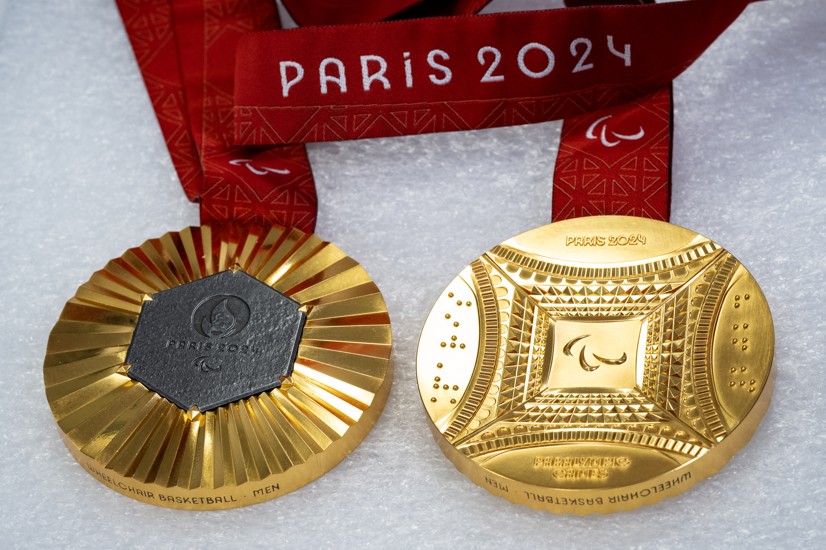 Medalha para basquete em cadeiras de rodas das Paralimpíadas 2024 — Foto: BERTRAND GUAY / AFP