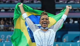 Rebeca Andrade conquista prata e se torna maior medalhista olímpica do Brasil