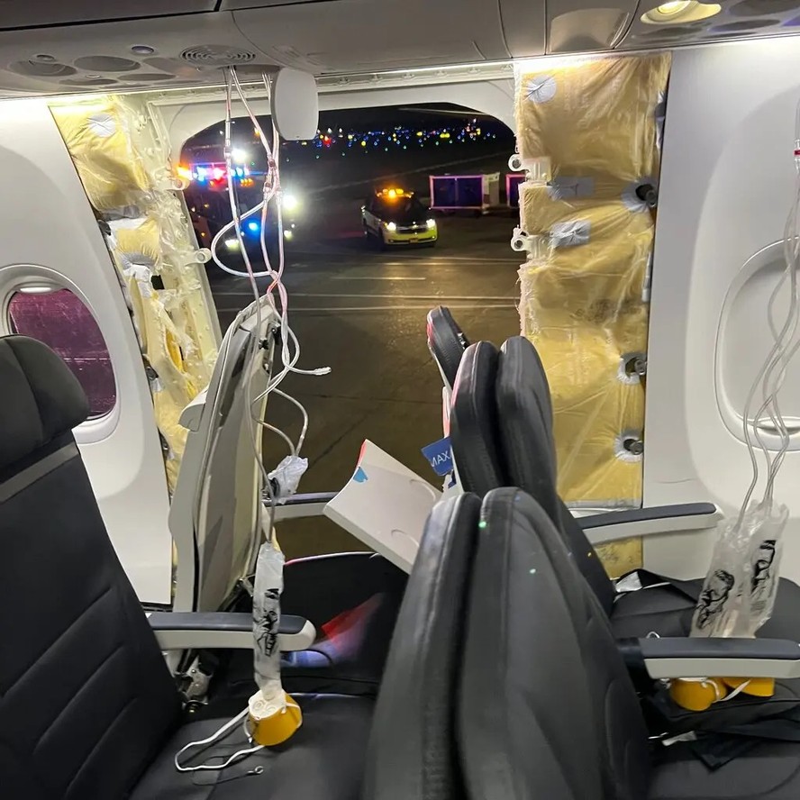 Foto fornecida por um passageiro mostrou a cena no avião, um Boeing 737-9 Max da Alaska Airlines, após pousar com segurança
