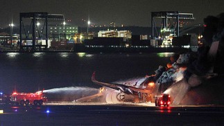 Avião pega fogo após colisão em aeroporto de Tóquio — Foto: JIJI PRESS / AFP