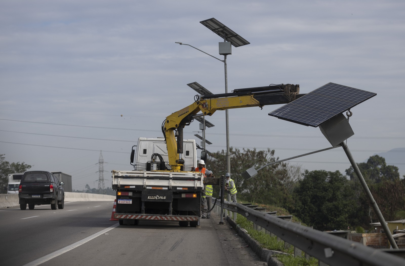 Postes do Arco Metropolitano foram tirados pela concessionária em 2023 — Foto: Márcia Foletto / Agência O Globo / 26-07-2023