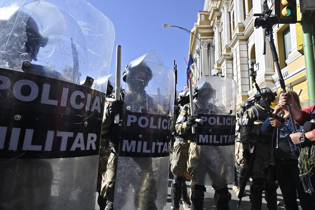 Militares tomam praça em frente à sede da Presidência em La Paz, Bolívia — Foto: AIZAR RALDES / AFP
