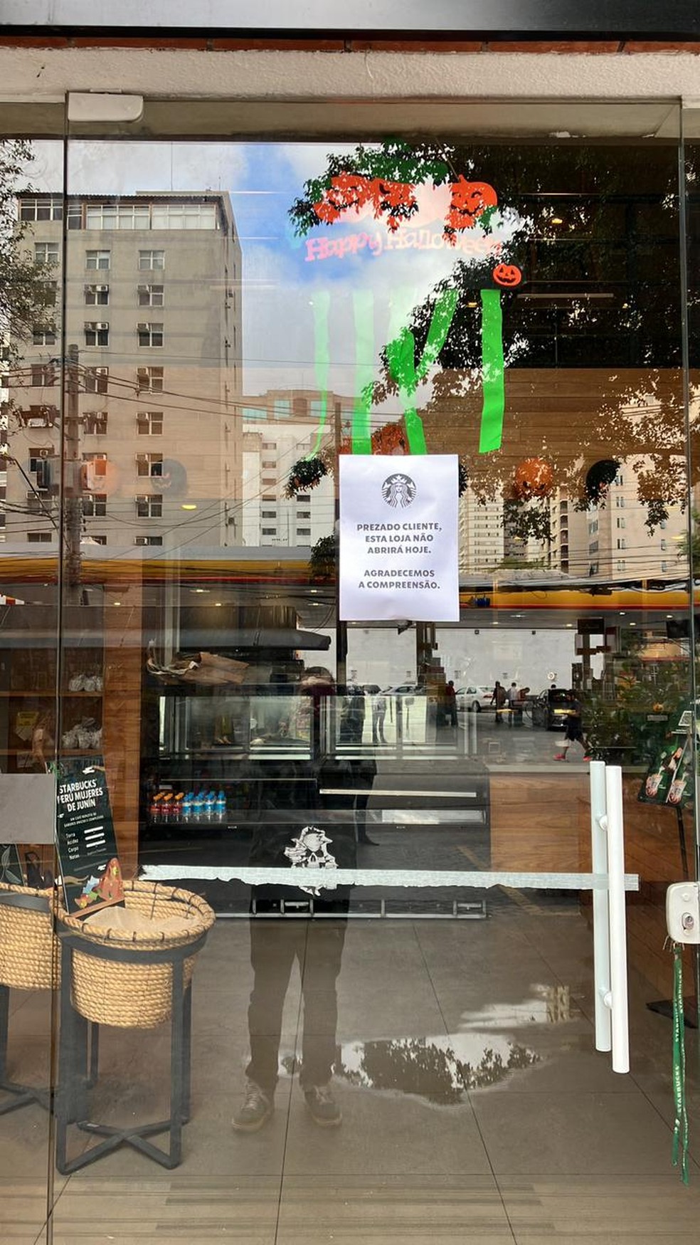 Loja da Starbucks no bairro do Itaim, em São Paulo, estava fechada nesta quarta-feira — Foto: Maurício Xavier