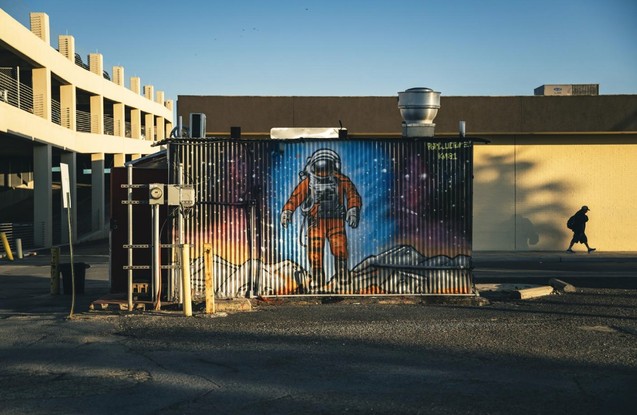 Um mural em Brownsville, Texas, cidade próxima ao local de lançamento da SpaceX e destinatária de milhões de dólares da Musk Foundation