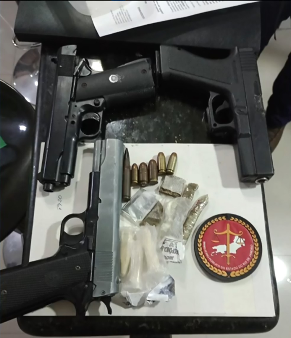 Armas e munição apreendidas durante a operação do MPRJ — Foto: Reprodução TV Globo