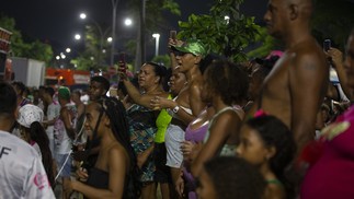 Público enche a Visconde de Niterói para assistir ensaio da Mangueira — Foto: Alexandre Cassiano