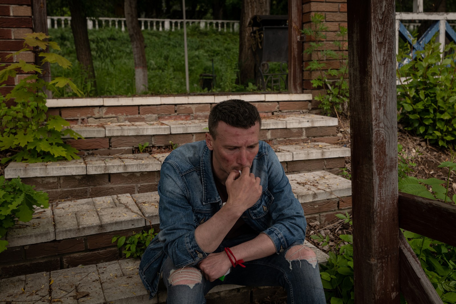 Maksym, um soldado da linha de frente, após uma sessão de terapia em grupo durante sua segunda passagem pela reabilitação — Foto: Nicole Tung/The New York Times