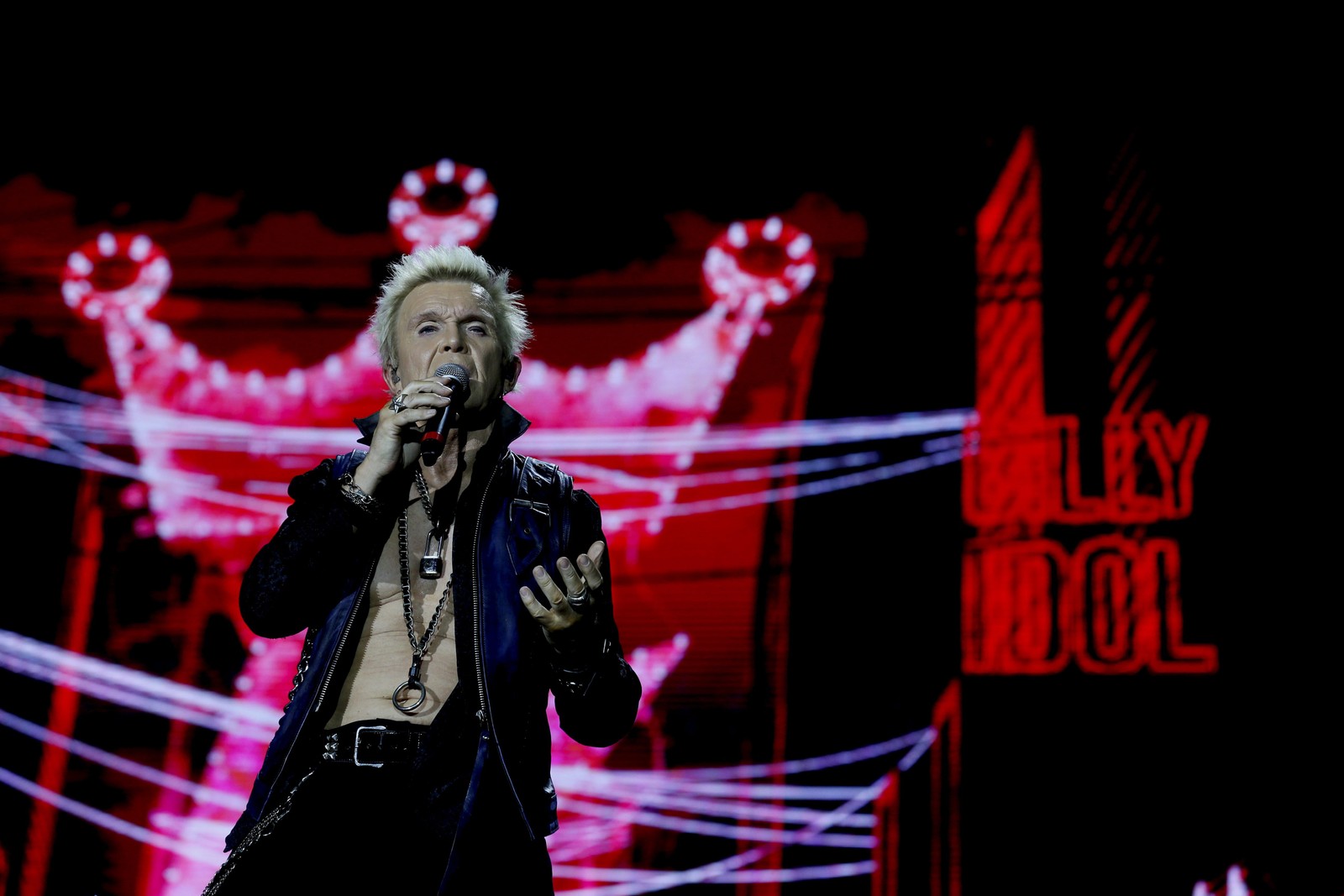 O ex-punk inglês Billy Idol, de 66 anos, fez show abaixo do esperado, chegando errar um dos seus clássicos, “Eyes without a face” — Foto: Marcelo Theobald